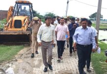 मैनपुरी में ‘मिशन समाधान’ के तहत डीएम का निरीक्षण, तालाब से अतिक्रमण हटाने और भूमि विवाद में यथास्थिति के निर्देश।