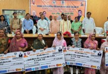 मैनपुरी में विकास और जनकल्याण की सौगात: मंत्री जयवीर सिंह ने लाभार्थियों को बांटे चेक, ऋण स्वीकृति पत्र।