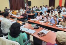 स्वास्थ्य सेवाओं में लापरवाही बर्दाश्त नहीं, संस्थागत प्रसव व टीकाकरण में तेजी लाएं—डीएम डॉ. इंद्रमणि त्रिपाठी