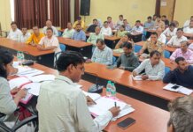 मैनपुरी में उद्योग बंधु समिति की बैठक: लंबित ऋण आवेदनों पर डीएम सख्त, ट्रांसपोर्ट नगर के कायाकल्प में तेजी के निर्देश।