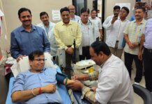 रक्तदान मानवता की बड़ी सेवा, स्वैच्छिक रक्तदान से बचाई जा सकती हैं अनमोल जानें- जिलाधिकारी।