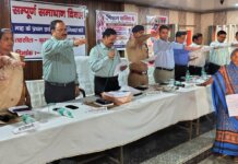 जिलाधिकारी डॉ. इंद्रमणि त्रिपाठी ने मिशन शक्ति-6.0 के तहत बाल विवाह के खिलाफ दिलाई शपथ।