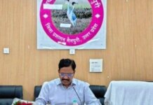 डीएम इंद्रमणि त्रिपाठी ने विकास कार्यों की समीक्षा कर लापरवाह अधिकारियों पर कार्रवाई के दिए निर्देश।